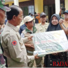 Gubernur Sumbar Serahkan Bantuan Korban Banjir Pasaman