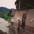 Terjangan Banjir Rusak Jembatan dan Rumah di Lengayang Pessel